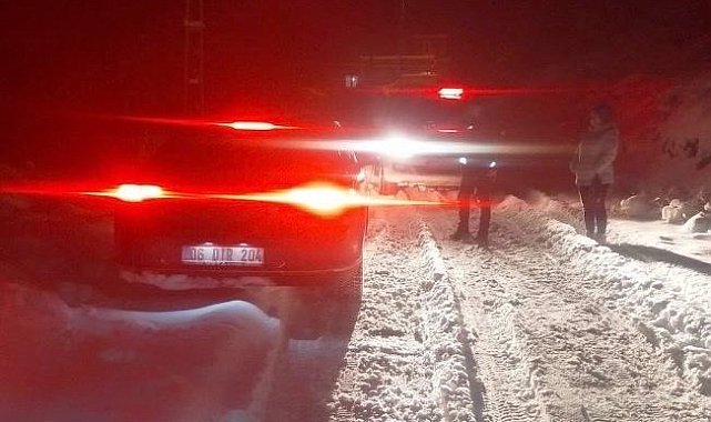 Bağ evine gitmek isterken mahsur kalan 2 şahsın yardımına polis yetişti