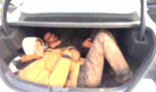 Bagajına 2 kişiyi sığdırdığı otomobilde 8 göçmeni kaçırırken yakalandı