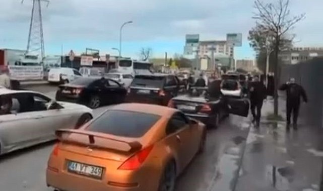 Bağcılar'da düğün konvoyu yolu kapattı