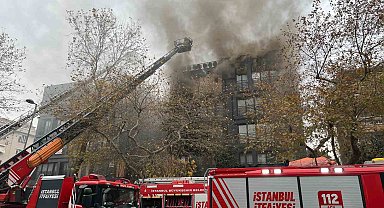Bağdat Caddesi'nde çatı katında çıkan yangın büyüdü, 2 bloklu bina küle döndü