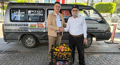 Bahçesini don vuran 'Elmacı Dede', Hatay'dan yüklediği mandalinaları Mehmetçiğe götürmek için yola çıktı