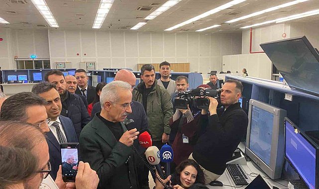 Bakan Uraloğlu: "2025 yılında üst üste 6 kez toplam trafik, 8 kez transit uçuş rekoru kırdık"