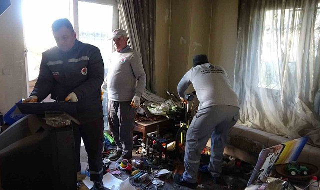 Bakımevine yerleştirilen yaşlı adamın evinden 2 kamyon çöp çıktı
