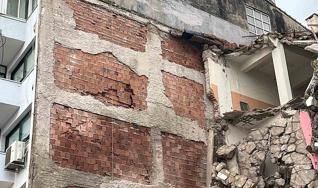 Balçova'da kentsel dönüşüm yıkımı: Komşu binada hasar oluştu