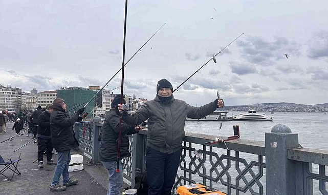 Balığın kulağına kar suyu kaçtı, olta balıkçıları yılın son günü Galata Köprüsü'nde "rastgele" dedi