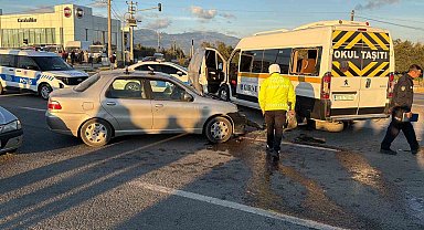 Balıkesir'de öğrenci servisi ile otomobil çarpıştı: 7 yaralı