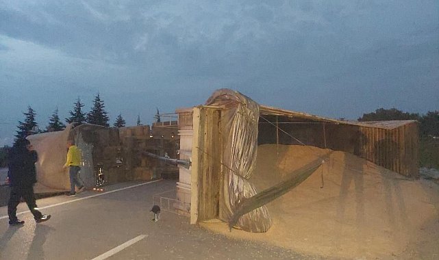 Bandırma-Susurluk karayolunda TIR devrildi: Yol bir süre trafiğe kapandı
