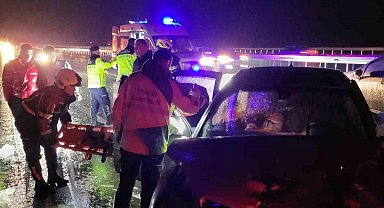 Bariyere vurup savrulan araca çarptı: 4 yaralı