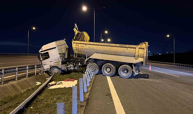 Başakşehir'de hafriyat kamyonu bariyere girdi: 1 ağır yaralı