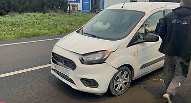 Başıboş köpeğe çarpan aracın sürücüsü yaraladı