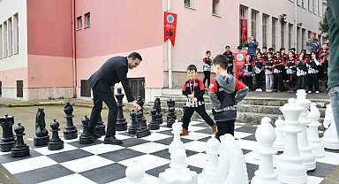Başiskele'de ilkokul bahçesine satranç sahası kuruldu