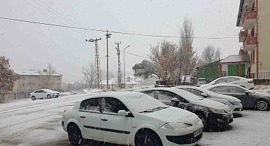 Başkale beyaza bürüdü