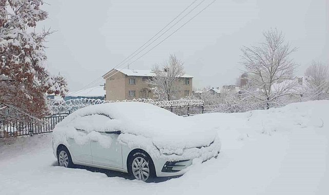 Başkale'de araçlar kara gömüldü: 11 yerleşim yerinin yolu ulaşıma kapandı