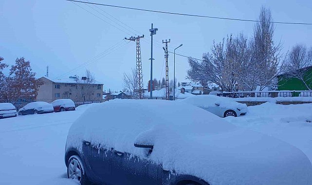 Başkale'de araçlar kara gömüldü: 4 yerleşim yerinin yolu ulaşıma kapandı