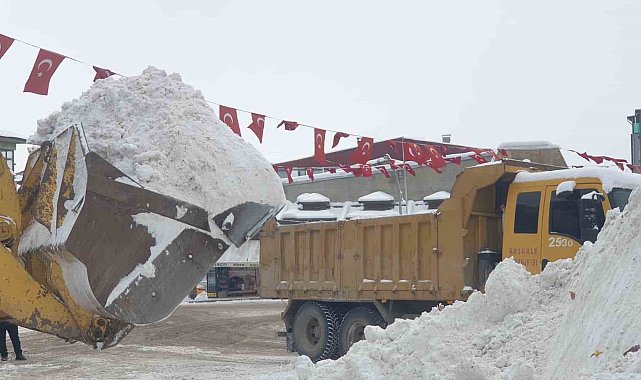 Başkale'de kış sert geçiyor, kar yığınları kamyonlarla ilçe dışına taşınıyor