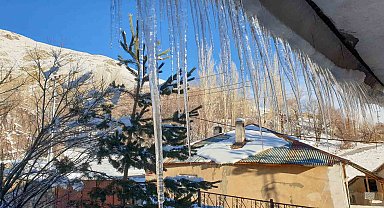 Başkale'de soğuk hava çatıları dondurdu