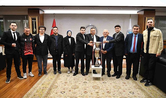 Başkan Büyükkılıç'a Sesi Görenler 1. Ligi'nde kazanılan şampiyonluk kupası takdim edildi