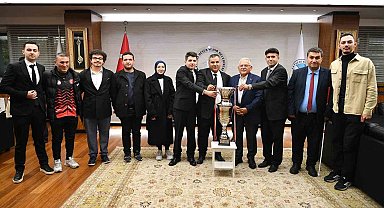 Başkan Büyükkılıç'a Sesi Görenler 1. Ligi'nde kazanılan şampiyonluk kupası takdim edildi