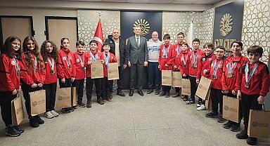 Başkan Sezer Gölcük Belediyesporlu yüzücüleri ağırladı