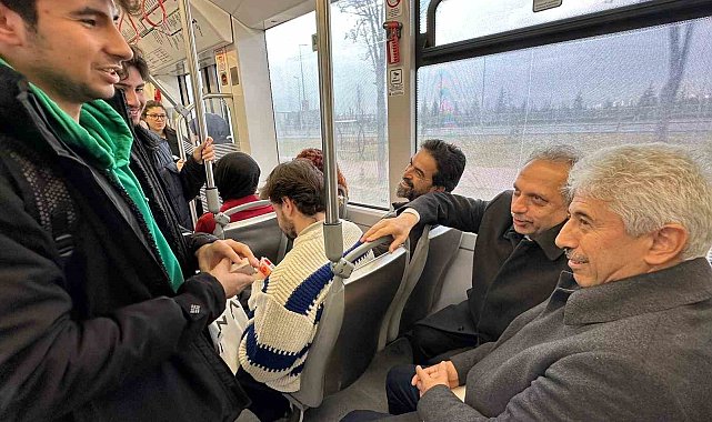 Başkan Yalçın meclis toplantısına tramvayla gitti