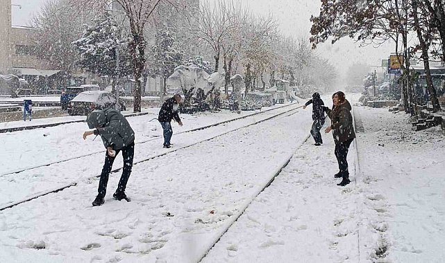 Batman'a uzun yıllar sonra lapa lapa kar yağdı, vatandaşlar sokağa döküldü