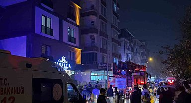 Batman'da cinnet getiren şahıs, evinin eşyalarını sokağa fırlattı