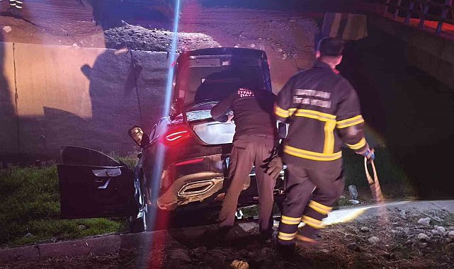 Batman'da otomobil su kanalına uçtu: 1 yaralı