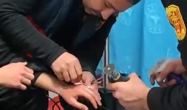 Batman'da parmağına yüzük sıkışan gencin imdadına itfaiye yetişti