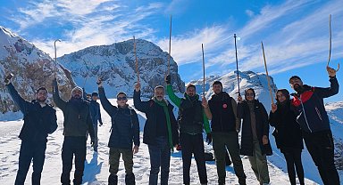 Batman'da Harrut Yaylası'na karlı yolda 4 saatlik tırmanış