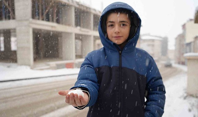 Bayburt güne kar yağışıyla uyandı: Kent beyaza büründü