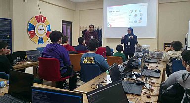 Bayburt'ta öğrencilere yapay zekanın işleyişi anlatılarak eğitim verildi