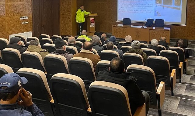 Bayburt'ta okul servis sürücülerine trafik eğitimi verildi