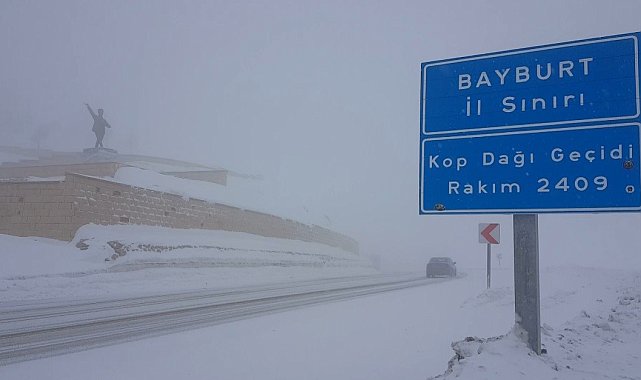 Bayburt'un yüksek kesimlerine kar yağdı