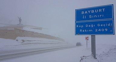 Bayburt'un yüksek kesimlerine kar yağdı
