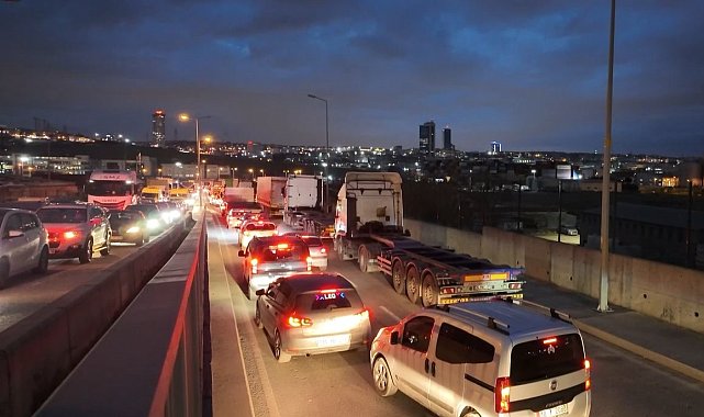 Beylikdüzü Ambarlı'da eylem yapan tır şoförleri nedeniyle trafik durma noktasına geldi