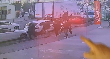 Beylikdüzü'nde okul çıkışında dehşeti yaşadılar: Ters yönden gelen scooter, kadına ve çocuğa çarptı; o anlar kamerada