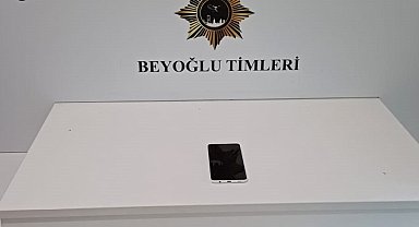 Beyoğlu'nda bankta uyuyan kişinin telefonun çalındığı anlar görüntülendi