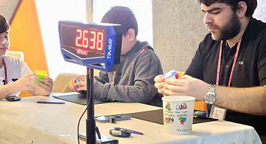 Beyoğlu'nda ilk kez düzenlenen Rubik Küp Turnuvası büyük heyecana sahne oldu