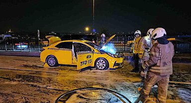 Beyoğlu'nda seyir halindeki ticari taksi alev alev yandı