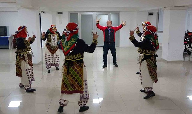 Bilecik'te 45 yıldır halk oyunu öğretiyor
