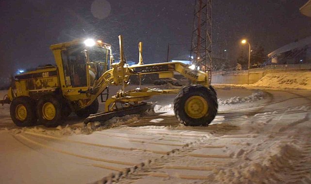 Bilecik'te belediye ekiplerinin sabaha saatlerinde yoğun kar mesaisi