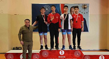 Bilecik'te güreşte gençlerden yoğun mücadele