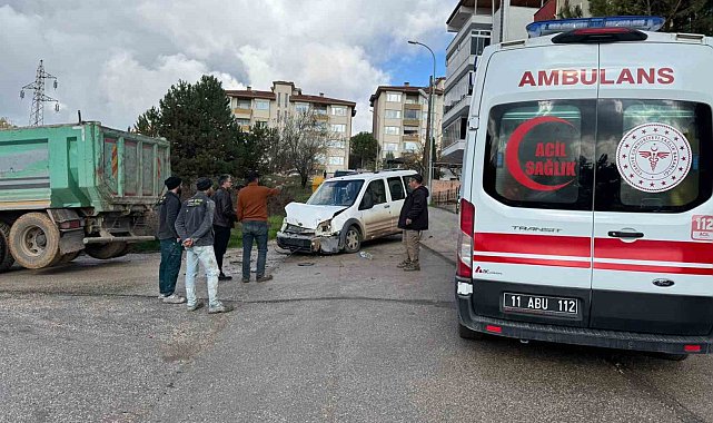 Bilecik'te kamyon ile hafif ticari araç çarpıştı; 4 yaralı
