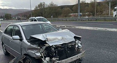 Bilecik'te otomobil beton bariyerlere çarptı: 2 yaralı