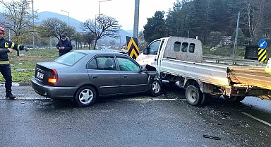 Bilecik'te otomobil ile kamyonet çarpıştı: 5 yaralı