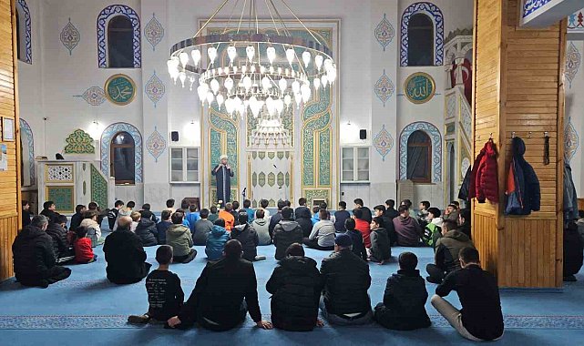 Bilecik'te "Vakti Kuşanmak" projesi kapsamında öğrenciler camide buluştu