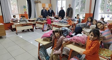 Bilecikli hayırseverden öğrencilere mont ve bot desteği