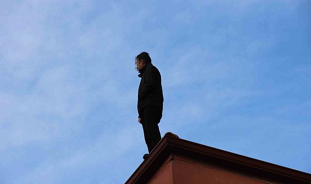 Binanın çatısında intihara kalkışan şahsı İl Emniyet Müdürü ikna etti