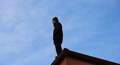 Binanın çatısında intihara kalkışan şahsı İl Emniyet Müdürü ikna etti