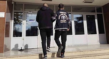 Bir yıldır aranan hükümlü, araç içinde güneşlikle yüzünü kameralardan gizlemeye çalışırken yakalandı